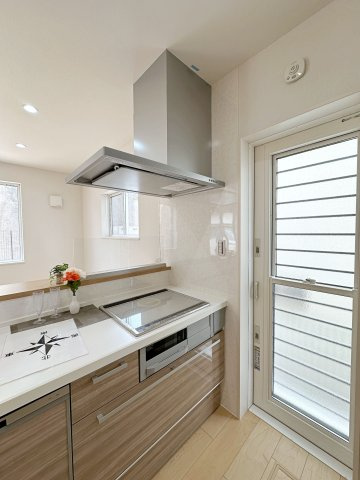 府中町柳ヶ丘のキッチン|IHクッキングヒーター☆
火が出ないために安全性も高いと考えられます。 さらに、安定した加熱管理制御が容易に行えるため、素材を均一に加熱する料理やスープなどの液体の加熱に適しています♪