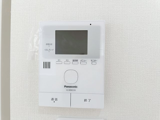 府中町柳ヶ丘の防犯設備|ドアホン☆
来客があったとき、室内からカメラやマイクを使って相手や用件を確認できます。相手を事前に確認することができ、訪問販売対策や防犯面でも役に立つアイテムです♪