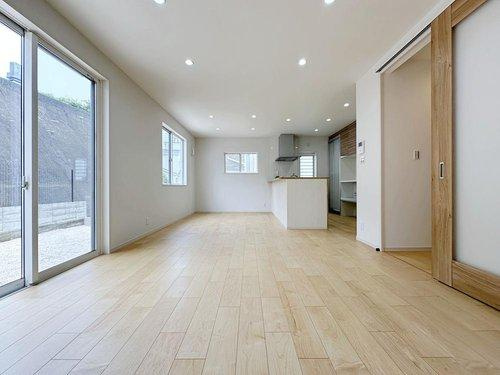 府中町柳ヶ丘の居間・リビング|18帖の広々としたリビング☆
完成済のため365日ご案内可能♪
「今日見たい」にも対応します！