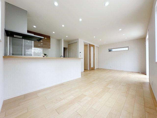 府中町柳ヶ丘の居間・リビング|18帖の広々としたリビング☆
キッチンからはリビング全体を見渡すことができます♪