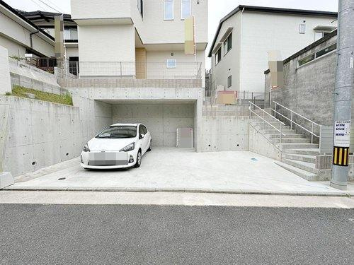 府中町柳ヶ丘の駐車場|車は2台まで駐車可能☆
広い駐車スペースは来客時も安心です♪