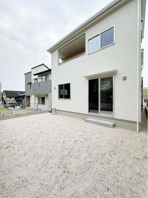 府中町柳ヶ丘の庭|広々としたお庭スペース☆
敷地内のため小さなお子様やペットも安心して遊べる家族のゆとり空間です♪