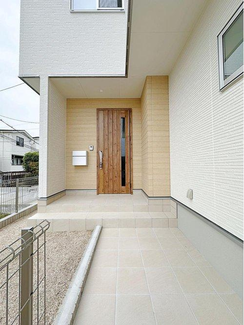 府中町柳ヶ丘の玄関|玄関ポーチ☆
屋根も付いており、雨が降っても濡れる心配はありません♪