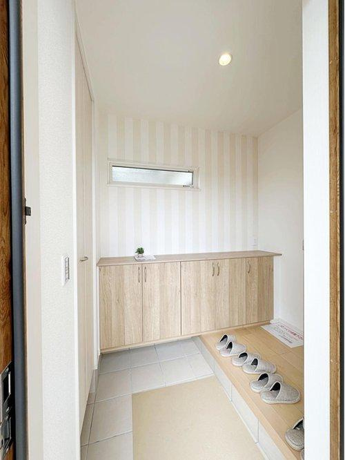 府中町柳ヶ丘の収納|シューズボックス☆
ロータイプのため、玄関が広く開放的になり、上に小物などを置いてオシャレに飾る事ができます♪