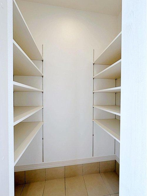 府中町柳ヶ丘の収納|シューズインクローク☆
可動棚で好きな高さに調整可能！靴だけでなく外で使う用具やお子様のおもちゃなども帰ってきてそのまま収納することができます♪