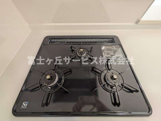 【その他】 | 湖西市新居町浜名 58期 新築一戸建て | 3口コンロがあります