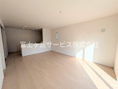 【居間・リビング】 | 湖西市新居町浜名 58期 新築一戸建て | リビングダイニングです