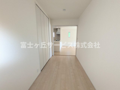 【洋室】 | 湖西市新居町浜名 58期 新築一戸建て | リビング横の洋室です