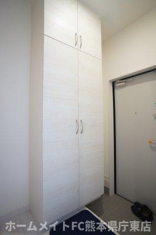 熊本市東区新外１丁目のアパートの玄関