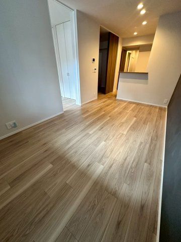 ホワイトガーデン西宮中島町の居間・リビング