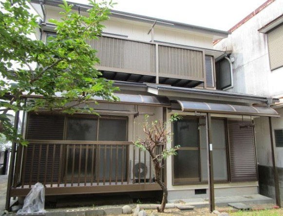 高知市大津乙　中古一戸建ての外観|庭先とつながる縁側が魅力の住まい♪たくさんお洗濯も干せますね！