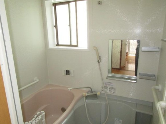 高知市大津乙　中古一戸建ての浴室|換気がしやすく清潔に保てる窓付き浴室♪