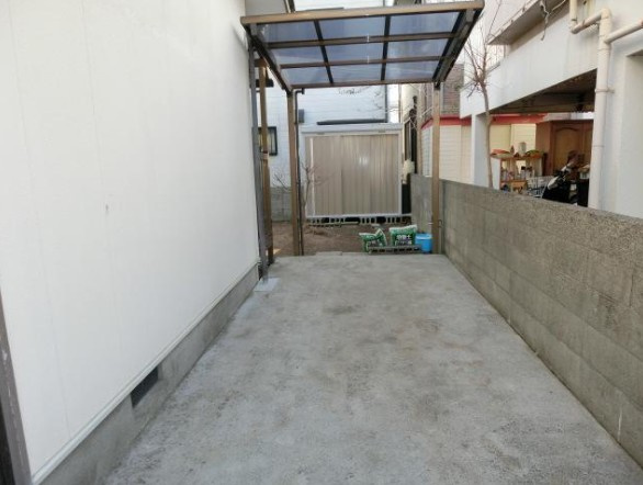 高知市大津乙　中古一戸建てのその他|車をしっかり守るカーポート付き駐車スペース