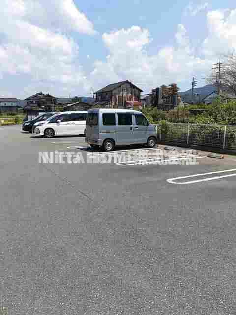 メゾンフランＣの駐車場|敷地内に駐車場も完備★