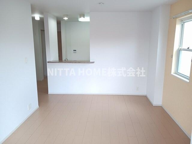 メゾンフランＣの居間・リビング|リビングは12.8帖です◎