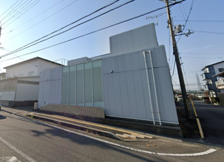 【外観】 | スタイリッシュな白を基調とした外観です。3方向の道路に囲まれていますが、しっかりとプライバシーも確保されています。