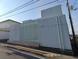 【外観】 | スタイリッシュな白を基調とした外観です。3方向の道路に囲まれていますが、しっかりとプライバシーも確保されています。