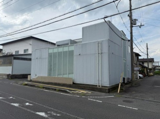 【外観】 | スタイリッシュな白を基調とした外観です。3方向の道路に囲まれていますが、しっかりとプライバシーも確保されています。