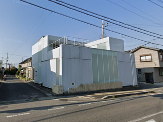 【外観】 | スタイリッシュな白を基調とした外観です。3方向の道路に囲まれていますが、しっかりとプライバシーも確保されています。