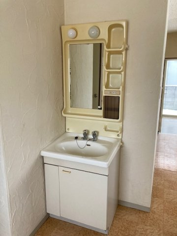 メゾネットの洗面所|明るい洗面所です