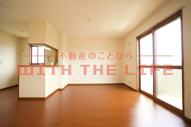 グランドールシャトー【キャッシュバック対象】の居間・リビング|こちらのリビングで趣味の時間をお楽しみください