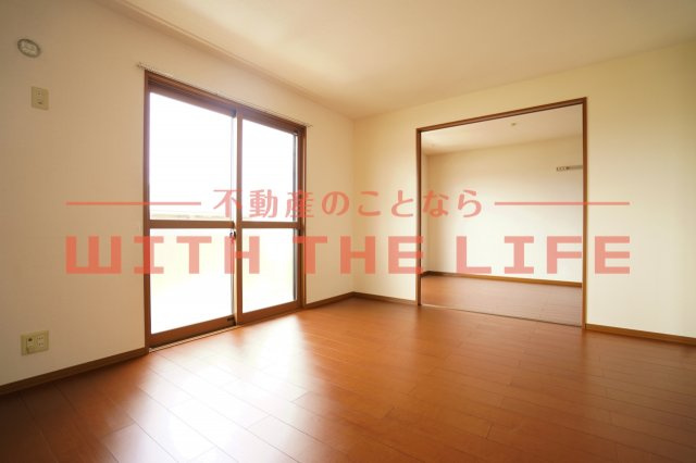 グランドールシャトー【キャッシュバック対象】の居間・リビング|おしゃれなリビングです