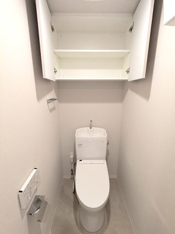 LEFOND PROGRES田原町のトイレ|温水洗浄便座、ペーパーホルダーの上にスマホストレージ付きです