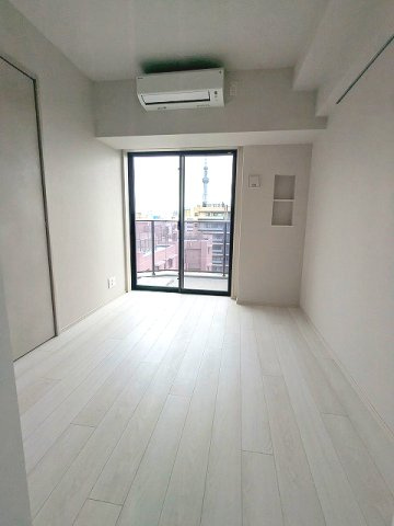 LEFOND PROGRES田原町の設備|5.5帖洋室、バルコニーに面した明るい室内、14F室内からスカイツリー隅田川花火見えます、エアコン・クローゼット