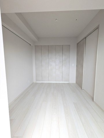 LEFOND PROGRES田原町の設備|5.5帖洋室、バルコニーに面した明るい室内、14F室内からスカイツリー隅田川花火見えます、エアコン・クローゼット
