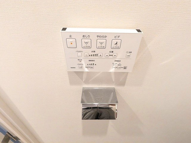 LEFOND PROGRES田原町の設備|トイレのペーパーホルダーの上にスマホストレージ付きです