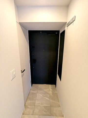 LEFOND PROGRES田原町の設備|ディンプルキーのダブルロックセキュリティ、姿見鏡付、コートフック付、人感センサー付き玄関ライト、14,15Fはプレミアルーム：玄関,キッチン洗面台の天板が大理石、ハイクラスの建具等