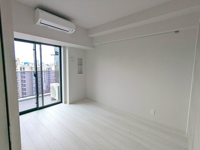 LEFOND PROGRES田原町の設備|5.5帖洋室、バルコニーに面した明るい室内、14F室内からスカイツリー隅田川花火見えます、エアコン・クローゼット