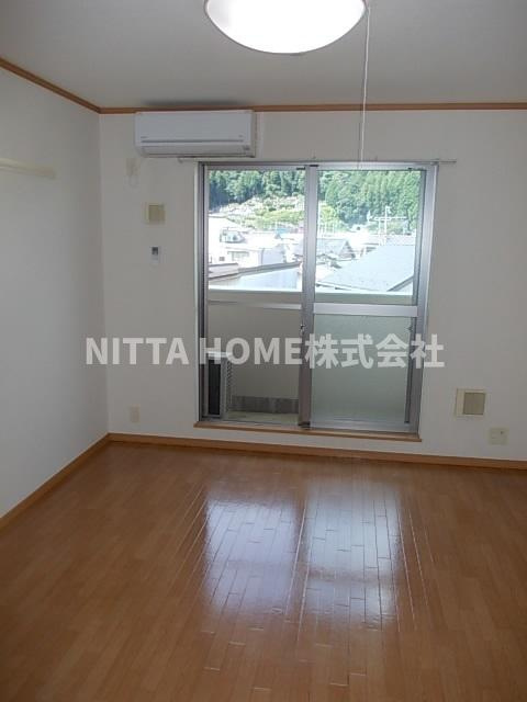 プラティークの居間・リビング|７．５帖の洋室です＊クローゼットがついています◇