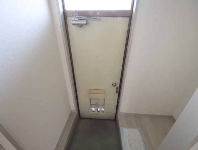 生駒市壱分町のアパートの玄関