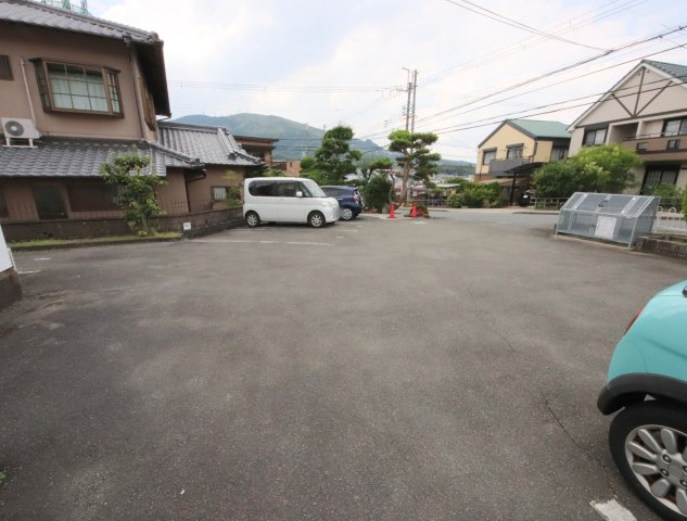 生駒市壱分町のアパートの駐車場