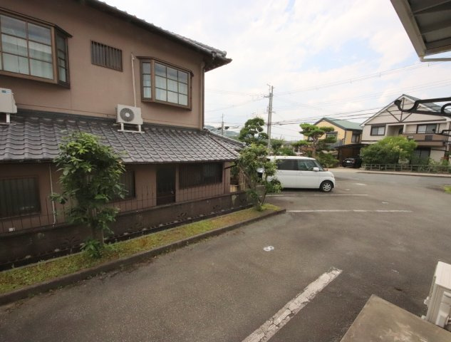 生駒市壱分町のアパートの駐車場