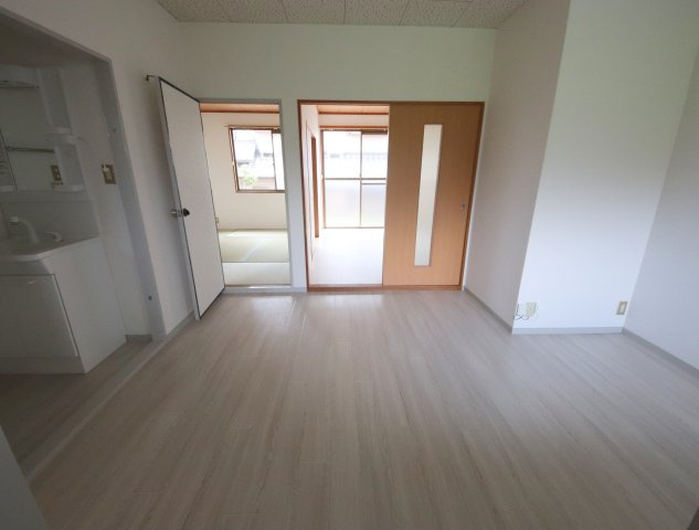 生駒市壱分町のアパートの居間・リビング