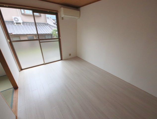 生駒市壱分町のアパートの洋室