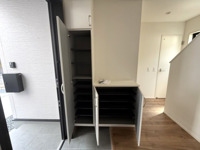 岡山市北区庭瀬　1期の玄関|◆玄関にも収納スペースあり！靴の収納に大活躍です。