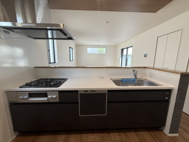 岡山市北区庭瀬　1期のキッチン|◆調理に嬉しい3口コンロ・食洗機付きシステムキッチンです。