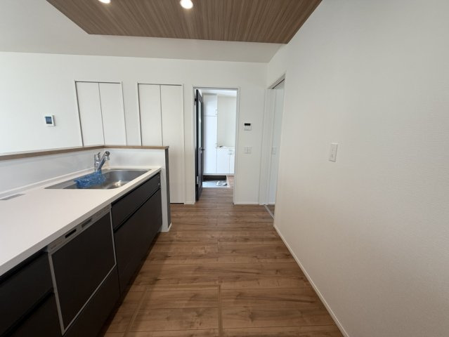 岡山市北区庭瀬　1期のキッチン|◆パントリー付きで食器類や調理器具の収納などに便利です。