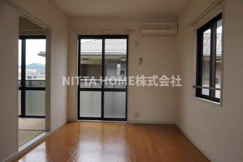 ファミールプラザⅡ・Ⅲの居間・リビング|明るい室内です★