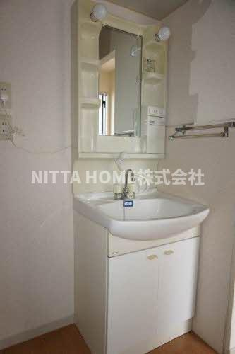 ファミールプラザⅡ・Ⅲの洗面所|シャワー付きの洗面化粧台もありますよ○