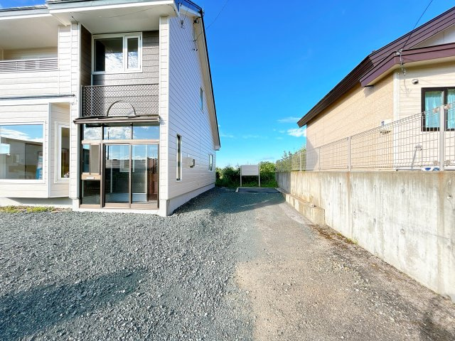 【駐車場】 | 北見市川東３４０番地３１　中古売家 | 【リフォーム済】駐車場です。庭を壊して駐車場を拡大致しました。縦列で計2台は駐車可能です。