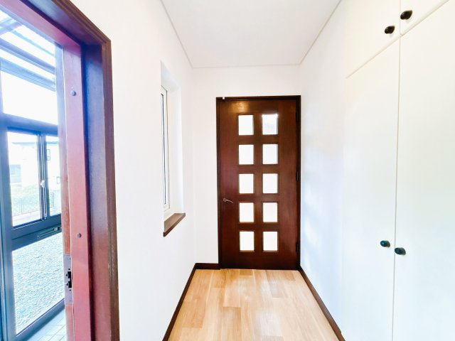 北見市川東３４０番地３１　中古売家の玄関|【リフォーム済】玄関内観です。収納はクリーニング致しました。壁、天井のクロス張替えも行っているので清潔感があります。