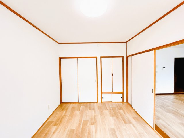 【洋室】 | 北見市川東３４０番地３１　中古売家 | 【リフォーム済】一階北側洋室です。クッションフロアに張替え、クロスも新品交換致しました。