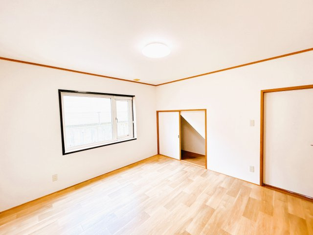 北見市川東３４０番地３１　中古売家の洋室|【リフォーム済】1階西側洋室です。こちらもクッションフロアに張替え、クロスも新品交換致しました。