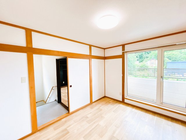 北見市川東３４０番地３１　中古売家の洋室|【リフォーム済】２階北側洋室です。こちらもクッションフロアに張替え、クロスも新品交換致しました。