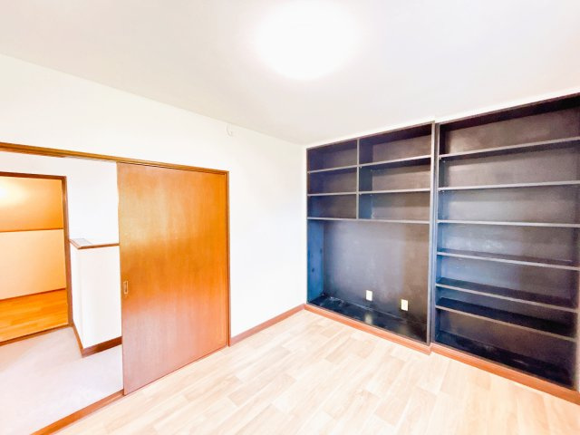 北見市川東３４０番地３１　中古売家の洋室|【リフォーム済】2階南側洋室です。クッションフロアに張替え、クロス新品交換致します。この部屋は収納も多くて便利です。