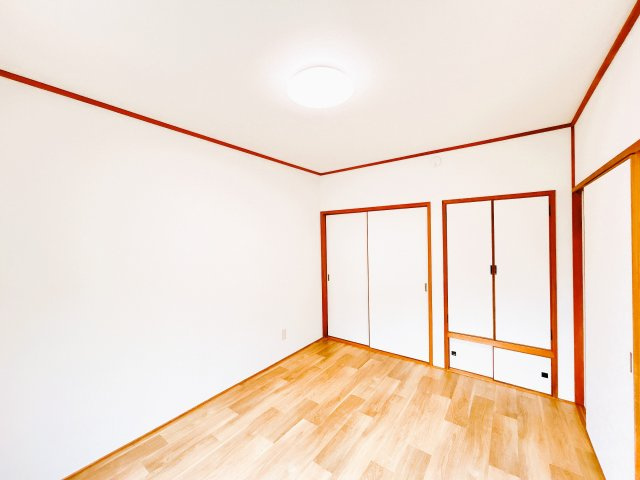 北見市川東３４０番地３１　中古売家の洋室|【リフォーム済】1階北側洋室別アングルです。収納が各部屋にあるので荷物が多くても快適に過ごせます。